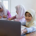 Menjaga mood (suasana hati) belajar siswa itu harus direncanakan, bukan bimsalabim. Maka, suasana kelas harus menjadi perhatian khusus guru sehingga siswa merasa at home (di rumah) di kelas. 