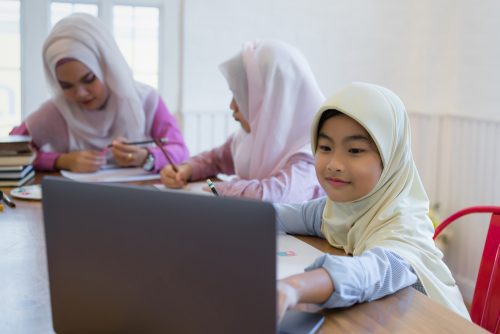 Menjaga mood (suasana hati) belajar siswa itu harus direncanakan, bukan bimsalabim. Maka, suasana kelas harus menjadi perhatian khusus guru sehingga siswa merasa at home (di rumah) di kelas. 