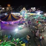 Pasar malam. Wahana Bianglala seperti roda kehidupan berputar di malam hari. Kadang di atas, kadang di bawah. Ketika di puncak karier, maka ada saatnya berada di tengah, bahkan di bawah.