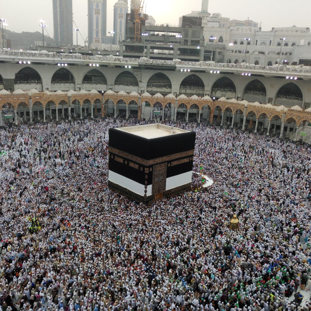 Ka'bah, artinya, kubus, kotak. Lokasinya berada di Makkah. Di sinilah umat Islam berhaji.