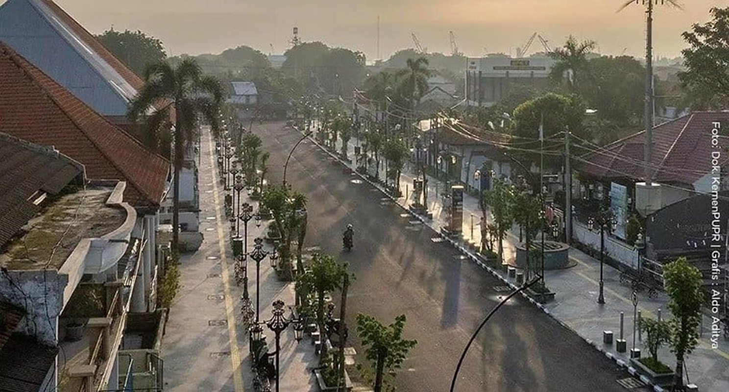 Berada di Bandar Grisse, seolah-olah berdiri di negeri dongeng. Tempat ini adalah pelabuhan yang menjadi pusat perdagangan pertama di Indonesia.