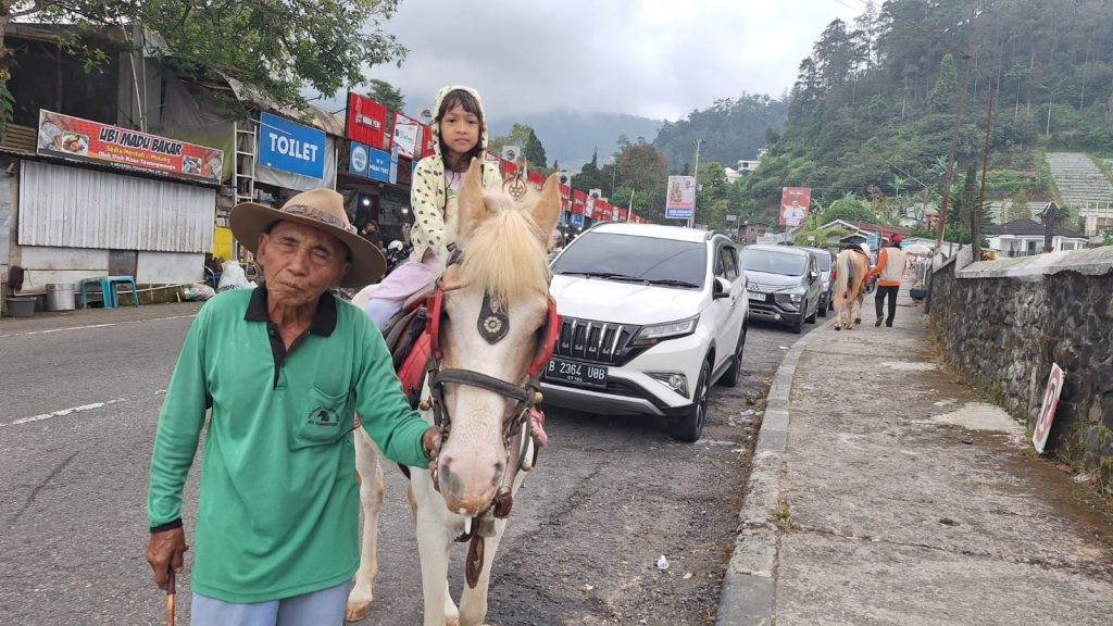 Tagar.co - Rintik hujan sore itu masih membekas di jalanan Desa Kalisoro, Tawangmangu, Jawa Tengah. Di sepanjang jalan penghubung ke Cemorokandang, Magetan, Jawa Timur, itu berjajar kios-kios penjual makanan dan minuman yang berjajar. 