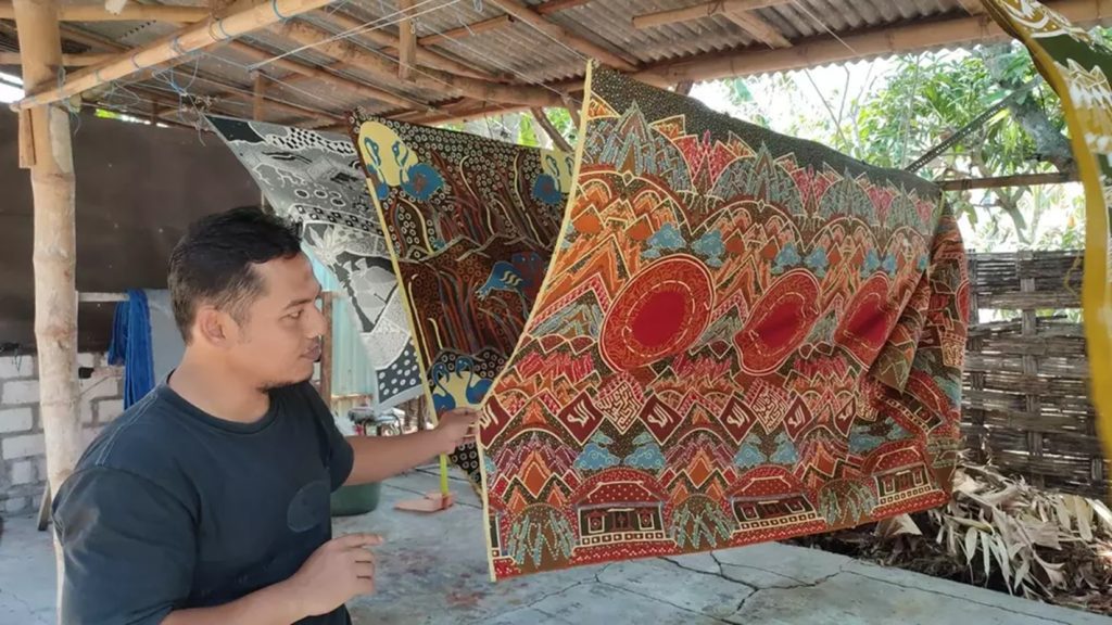 Nur Kholis awalnya sebagai pedagang yang mengambil batik dari luar Gresik untuk dijual. Namun seiring waktu, dia pun beralih membuat rumah produksi batik sendiri dengan motif khas Gresik.