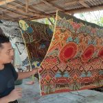 Nur Kholis awalnya sebagai pedagang yang mengambil batik dari luar Gresik untuk dijual. Namun seiring waktu, dia pun beralih membuat rumah produksi batik sendiri dengan motif khas Gresik.