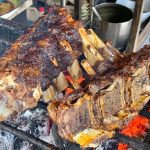 Balung dinosaurus bakar menjadi salah satu menu viral dan andalan yang ada di Warung Sop dan Sate Sapi Pak Bayu.