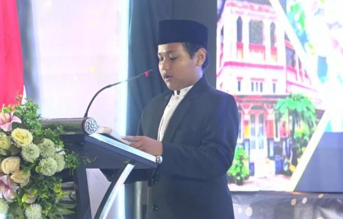 Haidar tampil membacakan Al-Quran dengan tenang di acara Mugeb Impressive Achievement. Siswa penghafal 3 Juz Al-Quran itu cermin kolaborasi yang apik antara sekolah dengan orang tua.