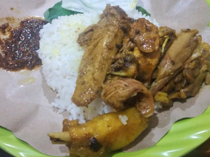 Bebek Cak Selem Gresik menu spesialnya bebek tanpa tulang. Tekstur daging empuk, sambal hitam khas Madura dan harga yang terjangkau membuat Warung Bebek Cak Selem selalu dipadati penikmat kuliner bebek.