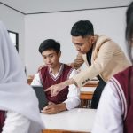 Ibarat film, guru harus berperan menjadi sutradara yang bisa mengatur, mengarahkan, dan melakukan pendampingan. Guru pun harus bisa memberikan peran siswa sebagai tokoh utama di kelas. 