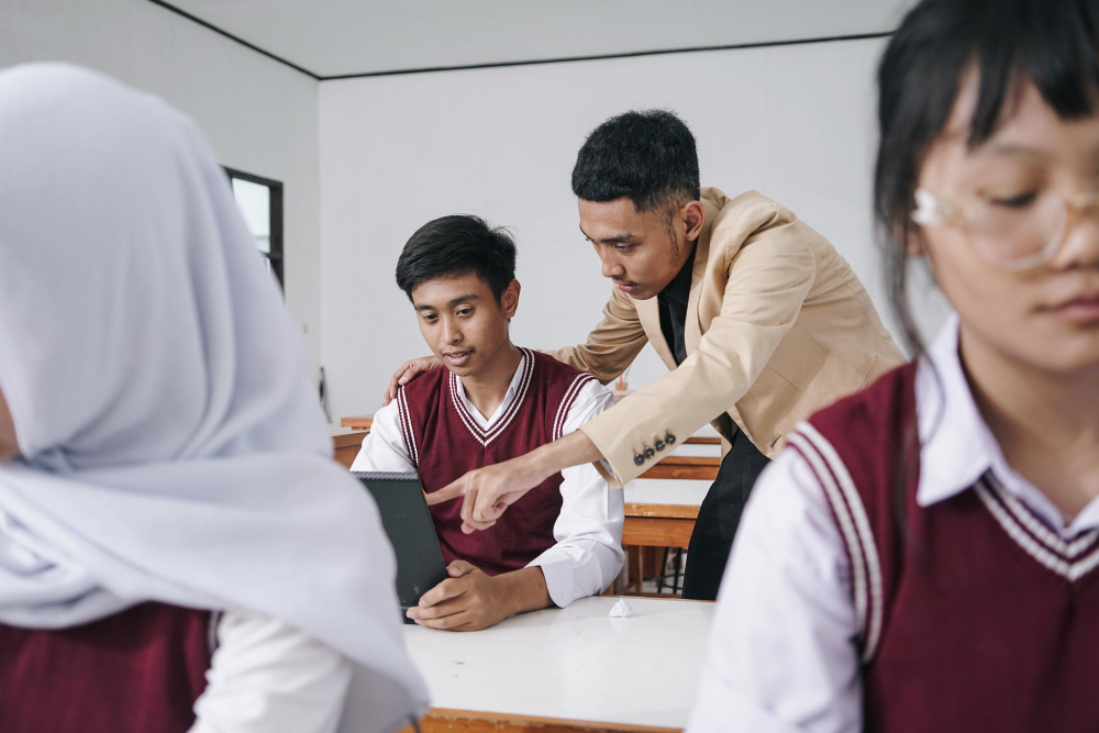 Ibarat film, guru harus berperan menjadi sutradara yang bisa mengatur, mengarahkan, dan melakukan pendampingan. Guru pun harus bisa memberikan peran siswa sebagai tokoh utama di kelas. 