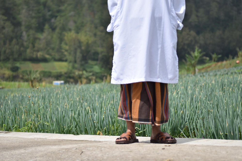 Stigma negatif pada wong Muhammadiyah masih sering terjadi. Hal itu menunjukkan Muhammadiyah itu sangat familier sekaligus tak familier. Yang lucu ciri orang non-Muhammadiyah pun dianggap Muhammadiyah.