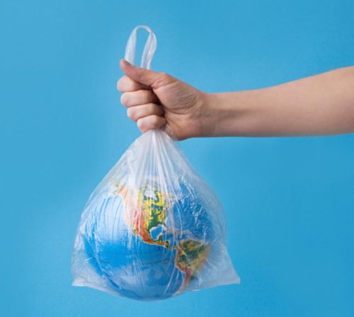 Hari Bebas Kantong Plastik Sedunia. Ini momen penting untuk merenungkan dampak penggunaan plastik terhadap lingkungan dan mencari solusi inovatif untuk mengurangi ketergantungan pada plastik. 