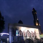 Masjid Al-Jihad Situbondo di jalur pantura sering disinggahi jemaah dari luar kota. Bus pariwisata sering parkir di depan masjid. Ketersediaan fasilitas banyak toilet sangat penting.