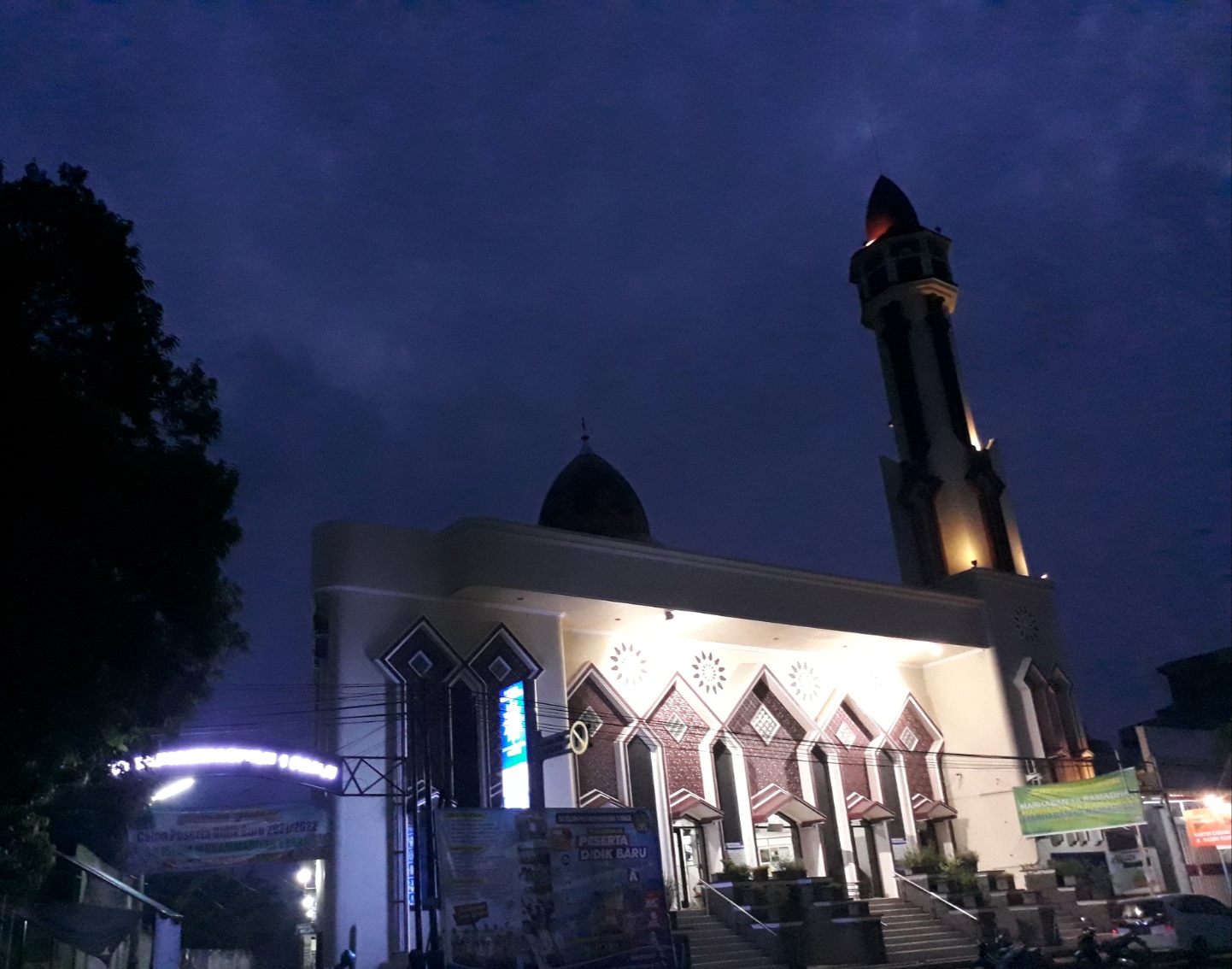 Masjid Al-Jihad Situbondo di jalur pantura sering disinggahi jemaah dari luar kota. Bus pariwisata sering parkir di depan masjid. Ketersediaan fasilitas banyak toilet sangat penting.