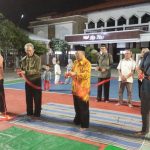 Lapangan basket di permukiman itu bukan sekadar fasilitas umum. Namun tempat bersosialisasi dan silaturahmi antar warga dan bermain bagi anak-anak yang leluasa.