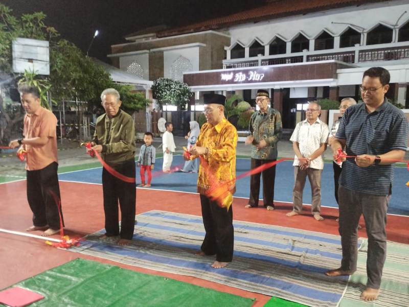 Lapangan basket di permukiman itu bukan sekadar fasilitas umum. Namun tempat bersosialisasi dan silaturahmi antar warga dan bermain bagi anak-anak yang leluasa.