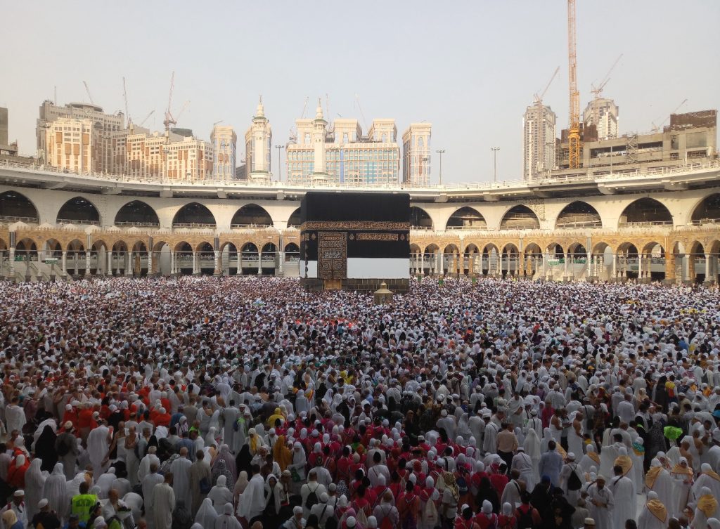 Sejarah tawaf ada di dalam buku Makkah Al-Musyarrafah atau Sejarah Makkah yang Dihormati, karya Imam Abi Al-Walid Al-Azraqi. Buku tersebut saya temukan di Perpustakaan Masjidilharam. Ada kisah Malaikat tawaf di Baitul Makmur.