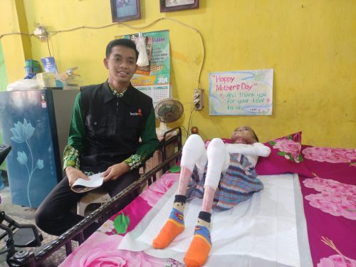 Bagi Prima Dian Ariyono, tiap hari adalah perjuangan bertempur melawan rasa sakit. Epidermolysis bullosa (EB) yang diidapnya, tak membuat dia menyerah. Meski kondisi ekonomi terbatas, harapan itu masih menyala.