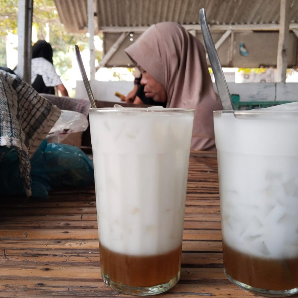 Dawet siwalan termasuk minuman khas Paciran Lamongan yang banyak disajikan di Jalan Deandels pantura seperti di kedai Lilik Khumaidah. Minuman ini terbuat buah siwalan alias buah lontar dengan air gula aren dan santan.