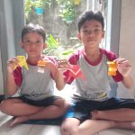 Bermain di rumah di masa liburan sekolah harus tetap menyenangkan. Orang tua harus bisa ‘memutar otak’ bagaimana menciptakan mainan yang bisa dicipta, dikreasi, dan dimainkan oleh buah hati sendiri.