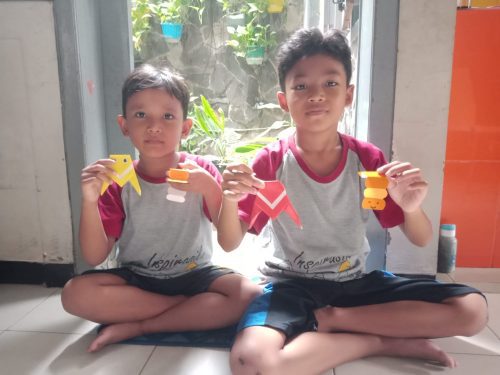 Bermain di rumah di masa liburan sekolah harus tetap menyenangkan. Orang tua harus bisa ‘memutar otak’ bagaimana menciptakan mainan yang bisa dicipta, dikreasi, dan dimainkan oleh buah hati sendiri.