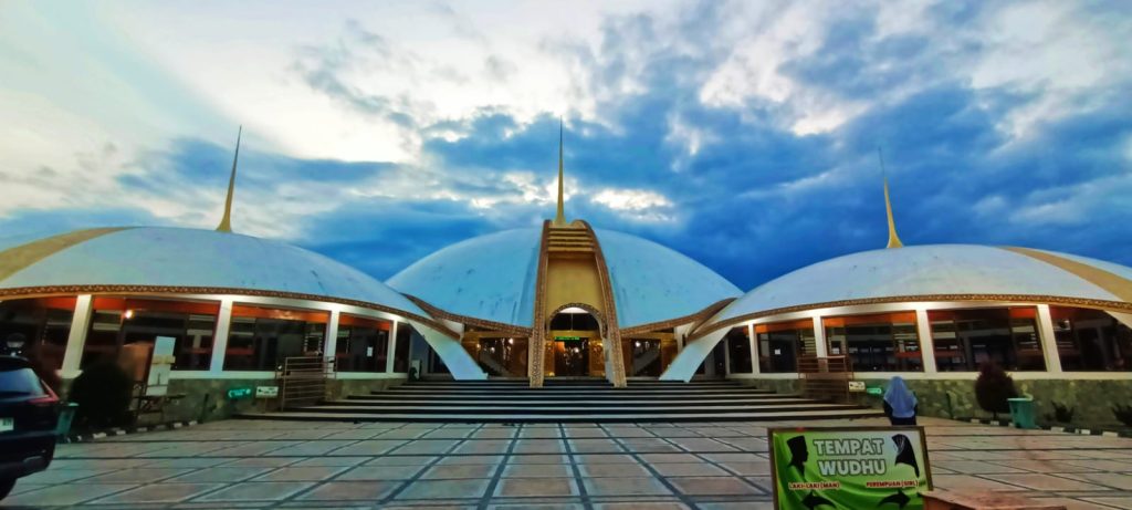 Kubah Masjid Jamik Jember Mirip Atap Gedung DPR/MPR