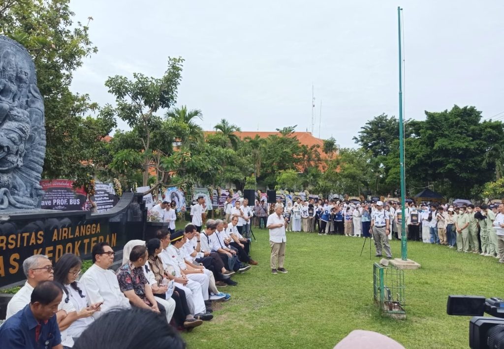 Dekan FK Unair Prof. BUS dicopot dari jabatannya. Pencopotan itu diduga karena dia mengkiritisi kebijakan Menteri Kesehatan mendatangkan dokter asing. Prof. BUS termasuk dokter langka.