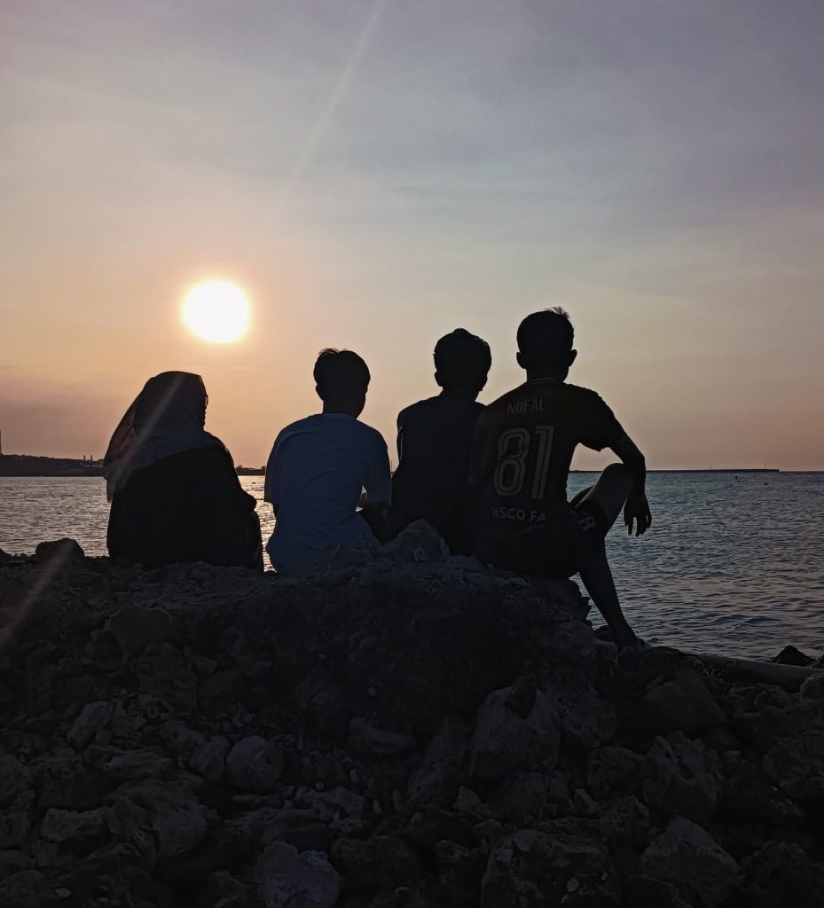 Pantai Tanggul berada di Desa Tanggung, Kecamatan Paciran, Kabupaten Lamongan, Jawa Timur. Airnya hangat sehingga banyak didatangi wisatawan sekadar untuk menghangatkan tubuh atau terapi. Layak Anda kunjungi.