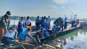 Nasyiah Besuk Pantai Gresik, Temukan Sampah dari Rusia dan Ukraina