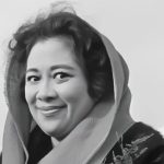 Ibu negara itu masih berusia muda. Hidup mendampingi suaminya dalam masa perjuangan kemerdekaan. Tahun 1953 dia memutuskan berpisah dengan suami karena alasan ini.