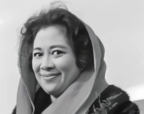 Ibu negara itu masih berusia muda. Hidup mendampingi suaminya dalam masa perjuangan kemerdekaan. Tahun 1953 dia memutuskan berpisah dengan suami karena alasan ini.