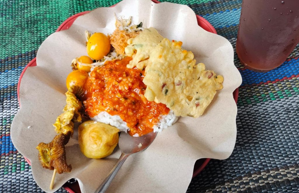 Kota Soto Lamongan juga terkenal dengan makanan khas nasi boran. Ada banyak alternatif lauk yang bikin nasi berbumbu oranye ini kian terasa nikmat. Ikan sili misalnya.