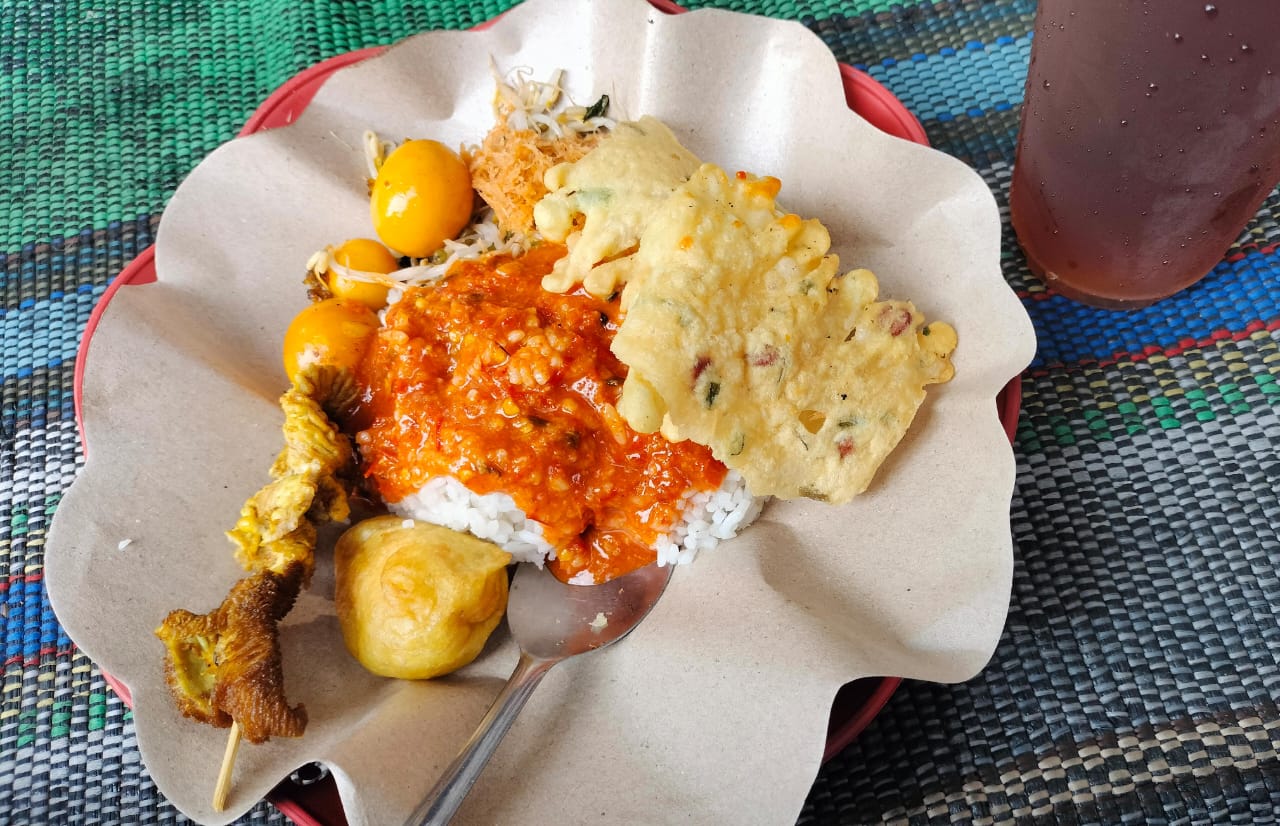 Kota Soto Lamongan juga terkenal dengan makanan khas nasi boran. Ada banyak alternatif lauk yang bikin nasi berbumbu oranye ini kian terasa nikmat. Ikan sili misalnya.