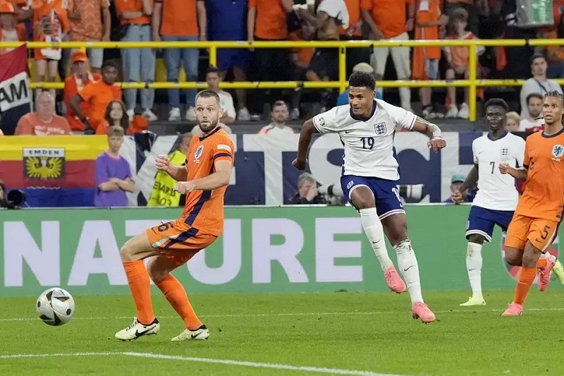 Ollie Watkins jadi aktor protogonis di semifinal Euro 2024. Tembakan sambil membalikkan badan berhasil merobek gawang Belanda yang dijaga Bart Verbruggen. Inggris Melenggang di final Euro.