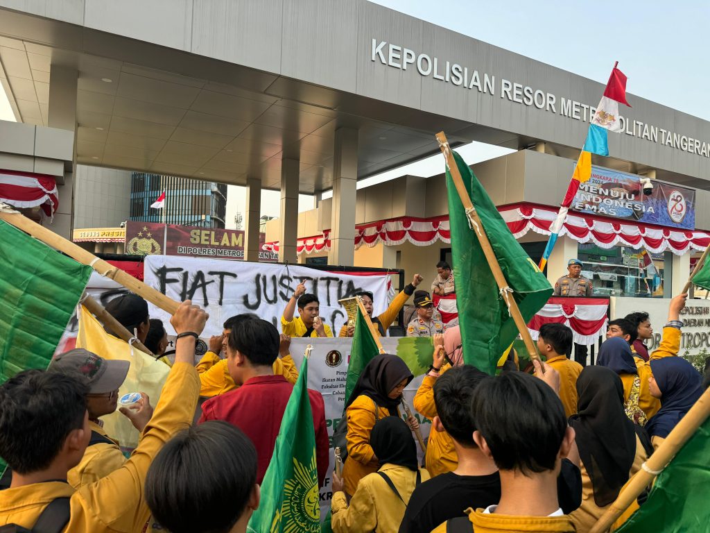 Aksi damai dengan semboyan fiat justitia ruat caelum. Keadilan akan tetap ditegakkan meski langit akan runtuh. Penyataan ini terpampang di kain putih depan Polres dan disuarakan pada aksi damai. 