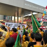 Aksi damai dengan semboyan fiat justitia ruat caelum. Keadilan akan tetap ditegakkan meski langit akan runtuh. Penyataan ini terpampang di kain putih depan Polres dan disuarakan pada aksi damai. 