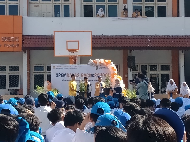 Hari pertama sekolah siswa berdiri di panggung mini. Spemdalas Back to School menjadi momen penting mereka untuk mengawali proses belajar.