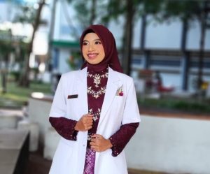 Lulus Dokter Berpredikat Terbaik berkat Tirakat Orang Tua dan Belajar Keras