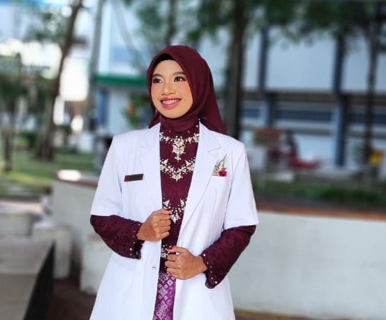 Lulus dokter bepredikat terbaik berhasill diraih Ananda Aliza Nurul Islami. Dia lulus dari Fakultas Kedokteran Universitas Negeri Jember. Meraih predikat terbaik berkat tirakat orang tua dan belajar keras.