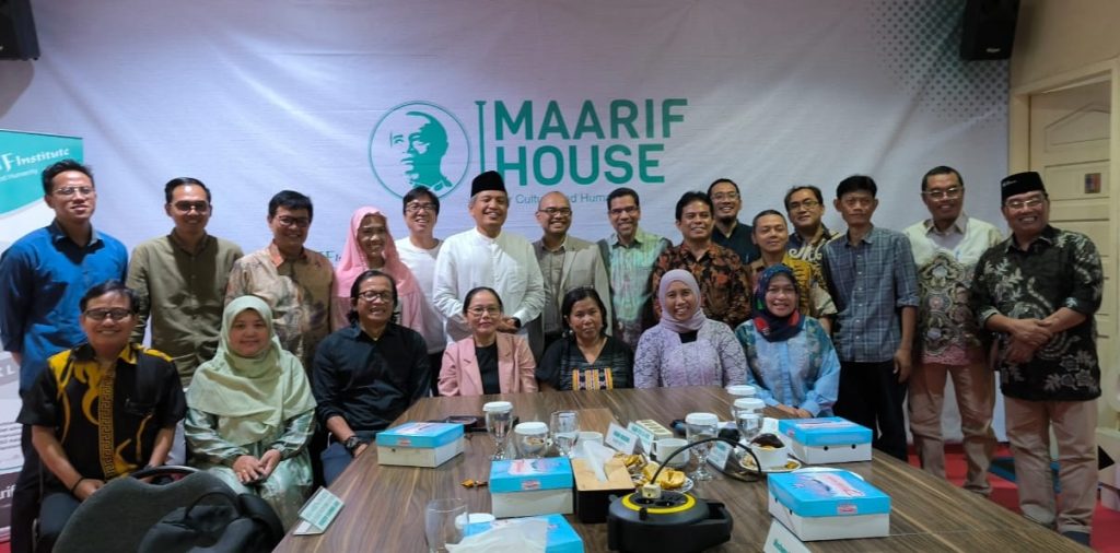 Izin tambang bagi ormas menjadi bahan diskusi Maarif Institute melalui program "Maarif House". Diskusi bertema "Agama, Krisis Lingkungan dan Personal HAM: Izin Tambang bagi Ormas, Maslahah atau Masalah?" diikuti 20 peserta dengan gayeng.