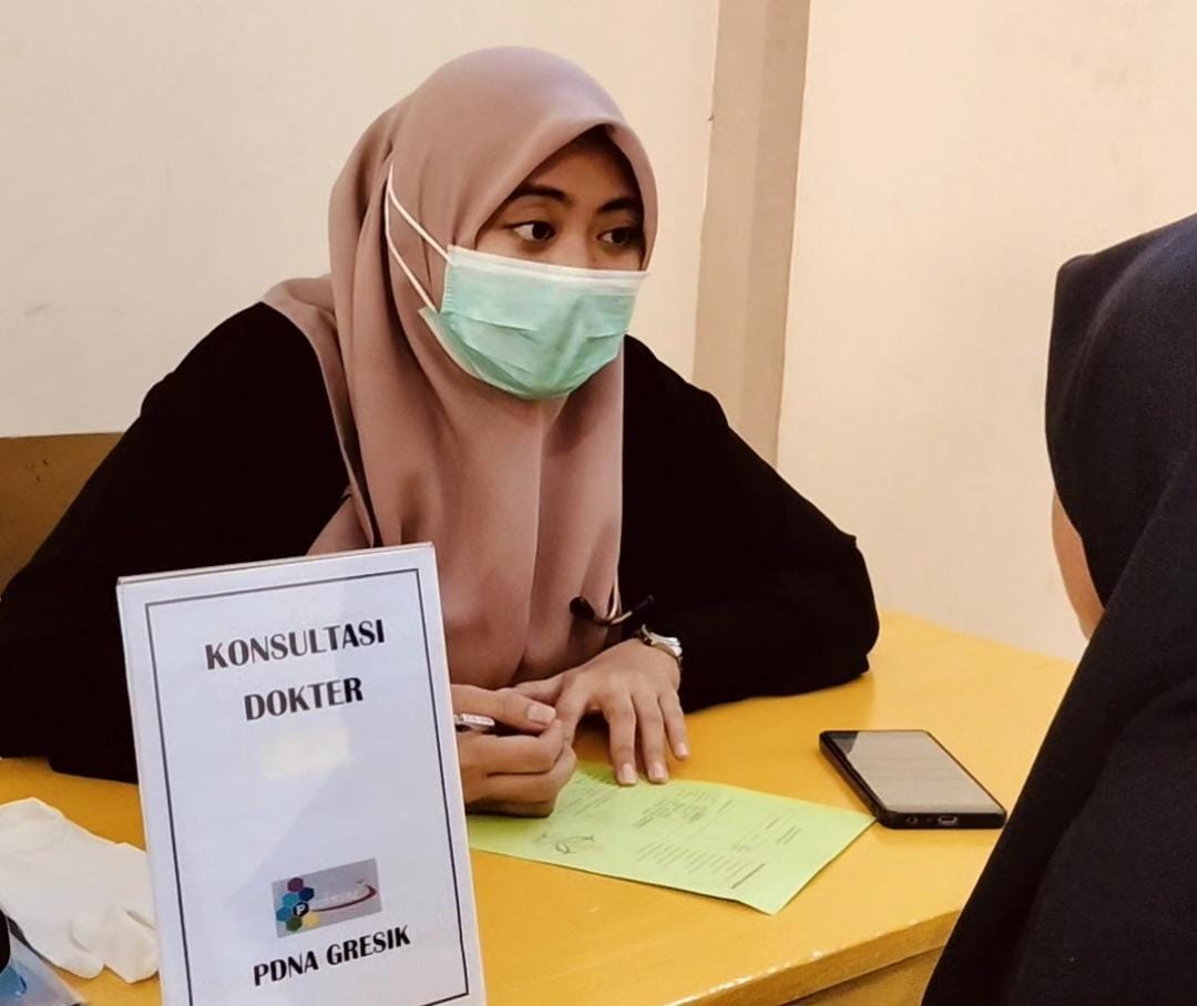 Salah satu siswi Spemupat sedang konsultasi ke dr Felisa Nur Khayana tentang IMT maupun kecenderungan anemia di Pos Kesehatan Pashmina PDNA Gresik. (Tagar.co/Sayyidah Nuriyah)