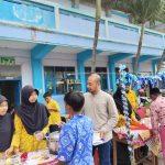 Melalui kegiatan proyek penciptaan bisnis, siswa SMP Muhammadiyah 8 Benjeng Gresik diajari keterampilan praktis dalam berbisnis. Harapannya dapat menumbuhkan semangat mereka dalam berwirausaha. Tagar.co - Rabu (24/7/2024) pagi, halaman SMP Muhammadiyah 8 Benjeng Kabupaten Gresik telah dipenuhi siswa-siswi berseragam batik kuning—batik kebanggan Ikatan Pelajar Muhammadiyah. Mereka mulai sibuk menyiapkan lapak dan makanan untuk menyemarakkan kegiatan Bazar Proyek Penciptaan Bisnis (PPB) Day. Kegiatan ini berlangsung sejak pukul 09.00 WIB hingga menjelang siang dan diikuti oleh seluruh siswa SMP Muhammadiyah 8 Benjeng. Mereka dibagi menjadi beberapa kelompok untuk mendirikan stand-stand yang memamerkan produk-produk kreatif mereka. Acara Bazar PPB Day semakin hidup, dengan adanya kolaborasi antara mahasiswa Universitas Internasional Semen Indonesia (UISI) Gresik dan anggota Ikatan Pelajar Muhammadiyah (IPM). Mereka menjadi kunci sukses dari acara ini. Setiap kelompok siswa menciptakan berbagai produk unik, mulai dari makanan ringan hingga kerajinan tangan. Produk tersebut dijual di stand-stand mereka. Irdina, salah satu mahasiswa manajemen UISI yang turut serta dalam kegiatan tersebut mengatakan, kegiatan ini tidak hanya untuk menumbuhkan semangat kewirausahaan, tetapi juga mengajarkan keterampilan praktis dalam bisnis. "Kolaborasi ini sangat penting untuk membentuk generasi wirausaha yang tangguh dan kreatif," ungkapnya. Menurutnya, melalui proyek ini, mereka berharap para siswa dapat belajar bagaimana menjalankan bisnis sejak dini. Baca juga: Tekad Aisyiyah Lamongan Wujudkan Dakwah Kemanusiaan Universal Bekal Keterampilan Masa Depan Selama kegiatan berlangsung, siswa menunjukkan antusiasme yang tinggi dalam menjual produk. Mereka belajar tentang pemasaran, manajemen keuangan, dan pelayanan pelanggan, yang semuanya merupakan keterampilan penting dalam dunia bisnis. Selain itu, mereka juga menghadapi tantangan nyata dalam berbisnis. Seperti belajar menarik pelanggan dan mengelola persediaan produk. Kepala SMP Muhammadiyah 8 Benjeng, Lilis Jailatun yang turut hadir pada Bazar PPB Day memberikan dukungannya. Dia menyatakan, bazar ini merupakan langkah awal yang penting dalam membekali siswa dengan keterampilan yang relevan untuk masa depan. "Kami sangat bangga dengan antusiasme dan kreativitas siswa dalam mengikuti kegiatan ini. Kami yakin program kelas wirausaha yang akan datang akan semakin memantapkan langkah mereka menuju kesuksesan," ujarnya. Kegiatan ini juga disambut baik oleh para orang tua siswa. Mereka melihat langsung bagaimana anak-anak mereka berkembang dan belajar melalui pengalaman praktis. Salah satu orang tua siswa menyatakan, "Ini adalah kesempatan yang sangat bagus bagi anak-anak kami untuk belajar tentang dunia bisnis. Saya sangat mendukung program ini," ungkap Susi Pangestutik, wali siswa kelas 8. (#) Jurnalis Maria Hanim Penyunting Nely Izzatul