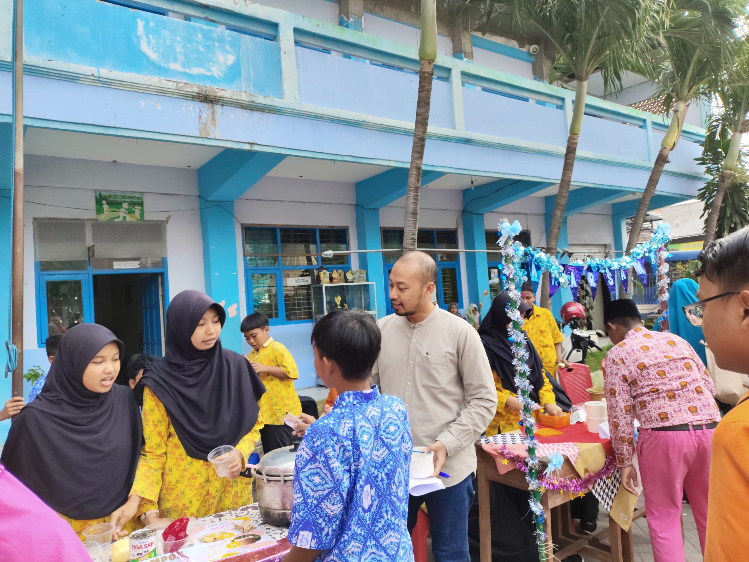 Melalui kegiatan proyek penciptaan bisnis, siswa SMP Muhammadiyah 8 Benjeng Gresik diajari keterampilan praktis dalam berbisnis. Harapannya dapat menumbuhkan semangat mereka dalam berwirausaha. Tagar.co - Rabu (24/7/2024) pagi, halaman SMP Muhammadiyah 8 Benjeng Kabupaten Gresik telah dipenuhi siswa-siswi berseragam batik kuning—batik kebanggan Ikatan Pelajar Muhammadiyah. Mereka mulai sibuk menyiapkan lapak dan makanan untuk menyemarakkan kegiatan Bazar Proyek Penciptaan Bisnis (PPB) Day. Kegiatan ini berlangsung sejak pukul 09.00 WIB hingga menjelang siang dan diikuti oleh seluruh siswa SMP Muhammadiyah 8 Benjeng. Mereka dibagi menjadi beberapa kelompok untuk mendirikan stand-stand yang memamerkan produk-produk kreatif mereka. Acara Bazar PPB Day semakin hidup, dengan adanya kolaborasi antara mahasiswa Universitas Internasional Semen Indonesia (UISI) Gresik dan anggota Ikatan Pelajar Muhammadiyah (IPM). Mereka menjadi kunci sukses dari acara ini. Setiap kelompok siswa menciptakan berbagai produk unik, mulai dari makanan ringan hingga kerajinan tangan. Produk tersebut dijual di stand-stand mereka. Irdina, salah satu mahasiswa manajemen UISI yang turut serta dalam kegiatan tersebut mengatakan, kegiatan ini tidak hanya untuk menumbuhkan semangat kewirausahaan, tetapi juga mengajarkan keterampilan praktis dalam bisnis. "Kolaborasi ini sangat penting untuk membentuk generasi wirausaha yang tangguh dan kreatif," ungkapnya. Menurutnya, melalui proyek ini, mereka berharap para siswa dapat belajar bagaimana menjalankan bisnis sejak dini. Baca juga: Tekad Aisyiyah Lamongan Wujudkan Dakwah Kemanusiaan Universal Bekal Keterampilan Masa Depan Selama kegiatan berlangsung, siswa menunjukkan antusiasme yang tinggi dalam menjual produk. Mereka belajar tentang pemasaran, manajemen keuangan, dan pelayanan pelanggan, yang semuanya merupakan keterampilan penting dalam dunia bisnis. Selain itu, mereka juga menghadapi tantangan nyata dalam berbisnis. Seperti belajar menarik pelanggan dan mengelola persediaan produk. Kepala SMP Muhammadiyah 8 Benjeng, Lilis Jailatun yang turut hadir pada Bazar PPB Day memberikan dukungannya. Dia menyatakan, bazar ini merupakan langkah awal yang penting dalam membekali siswa dengan keterampilan yang relevan untuk masa depan. "Kami sangat bangga dengan antusiasme dan kreativitas siswa dalam mengikuti kegiatan ini. Kami yakin program kelas wirausaha yang akan datang akan semakin memantapkan langkah mereka menuju kesuksesan," ujarnya. Kegiatan ini juga disambut baik oleh para orang tua siswa. Mereka melihat langsung bagaimana anak-anak mereka berkembang dan belajar melalui pengalaman praktis. Salah satu orang tua siswa menyatakan, "Ini adalah kesempatan yang sangat bagus bagi anak-anak kami untuk belajar tentang dunia bisnis. Saya sangat mendukung program ini," ungkap Susi Pangestutik, wali siswa kelas 8. (#) Jurnalis Maria Hanim Penyunting Nely Izzatul