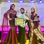 Najwa Fauzus Sa’aadah tak pernah menyangka, even lomba pertamanya dalam Sendangagung Batik Fashion 2024 berbuah manis. Gaun rancangan ibu satu anak alumnus Ponpes Al Ishlah itu berhasil menyabet juara. Tagar.co – Sendangagung Batik Fashion (SBF) yang digelar Pemdes Sendangagung, Paciran, Lamongan, itu masih menyisakan kesan mendalam bagi Najwa Fauzus Sa’aadah. Dua gaun hasil rancangan alumnus Ponpes Al Ishlah tahun 2014 tersebut berhasil meraih juara. Ibu satu anak asli Sendangagung itu tak menyangka, SBF yang dihadiri Camat Paciran H. Sami’an MM, anggota DPRD Lamongan, dan juga Bupati Dr H Yuhronur Efendi, itu menjadi even pertamanya yang berbuah manis. Gaun-gaun hasil rancangan Faza—panggilan Najwa Fauzus Sa’aadah—berhasil menjadi juara II dan harapan II pada ajang yang berlangsung di Watungkal Edupark Sendangagung (WES) Kamis-Sabtu (18-20/7/2024). Para penonton yang hadir tidak hanya dari Sendangagung, juga dari tetangga desa  seperti Kecamatan Paciran dan Solokuro. Lomba Fashion SBF tingkat SMA berlangsung pada Jumat (19/7/24) malam. Untuk kategori umum sekaligus launching motif batik baru berlangsung pada Sabtu (20/7/24). Partisipan acara tersebut beragam, mulai dari Lamongan, Bojonegoro, hingga Surabaya. Bagi Faza, even SBF menjadi pengalaman lomba pertamanya mendesain baju. Dia bersyukur dapat meraih dua gelar, yakni juara kedua dan harapan II. Baginya, hal tersebut menjadi kebanggaan tersendiri. “Karena saingannya berasal dari berbagai daerah,” tutur lulusan D3 Tata Busana Universitas Negeri Surabaya (Unesa) tersebut. Baca juga: Pembantu Warung Soto Itu Bisa Kuliahkan Anaknya di UGM Utusan Desa Pada lomba Fashion Show tingkat SMA, gaun rancangan Faza dibawakan Yuk Lamongan Stephaney Dewantari berhasil meraih juara II se-Kabupaten Lamongan. Busana pertama yang dibuatnya itu atas nama utusan desa untuk mengikuti acara launching motif batik baru Sendangagung. Ada tiga motif yang  di-launching seperti motif batik Rahayuning, Rontal, hingga Sego Langgi. “Busana yang saya buat ini menggunakan kain batik motif Rontal,” ungkapnya. Menurut filosofinya, Rontal diambil dari bahasa jawa  “ron” yang berati daun, dan “tal” dari kata ental atau siwalan, sesuai dengan kegunaan daun ental yang multifungsi. “Harapannya, batik tidak hanya difungsikan sebagai sarung atau jarik (kain dengan motif aneka batik), tapi bisa dimodifikasi menjadi gamis, mukena, aksesoris, gaun pengantin, serta aneka macam kerajinan tangan dan lain lain,” paparnya. Pada dasarnya daun siwalan berbentuk seperti kipas. “Selain daun siwalan, juga mengusung ikon Lamongan lainnya seperti ikan bandeng dan lele dengan inovasi terbaru,” jelas putri pasangan Sukaryudi (almarhum) dan Linsiana tersebut. Gaun rancangan Faza ditampilkan dengan siluet mermaid dengan dominasi kain batik, duches, dan tulle bridal. Busana juga dihiasi rangkaian payet secara menyeluruh. Pada bagain dada dihiasi payet rantai secara menjalar sampai belakang sebagai center of interest. “Sehingga busana yang saya buat ini tampak kelihatan mewah dan elegan,” jelasnya. Menurut desain batiknya, Rontal memberi pesan tersirat agar generasi muda dapat menjaga alam, budaya, dan melestarikan batik. “Untuk durasi pengerjaan membuat busana ini membutuhkan waktu sekitar 6 hari,” paparnya. Bermanfaat bagi Sesama Faza kemudian menceritakan gaun rancangannya kedua, yang dikenakan model Hamidatul Istiqomah Mustahad. Busana tersebut menggunakan kain motif Batik Khas Lamongan (BKL)—motif ini biasa digunakan untuk jarit pada busana wanita. “Tapi untuk kali ini saya bikin dalam bentuk gaun,” ujarnya. Durasi pengerjaan busana yang sangat singkat, yakni hanya dalam waktu tiga hari sebelum hari H, sehingga membuatnya harus memutar otak. “Saya berpikir, bagaimana caranya agar busana ini pengerjaanya tidak menghabiskan waktu yang lama, tapi nanti hasilnya tetap menarik,” terangnya. Dia kemudian menemukan inspirasi desain yang sesuai, tapi membutuhkan bahan yang tidak sedikit. Busana tersebut dibuat menggunakan siluet mermaid yang didominasi kain batik dan kain maxmara silk. Pada bagian badan depan busana dihiasi sedikit rangkaian payet agar menambah nilai glamour. Sedangkan pada lengannya dibuat dalam desain ruffle sebagai center of interest. “Sehingga desain busana yang saya buat tampak simpel, tapi tetap terlihat menarik dan glamour,” kata ibu dari Shezan Syazwina Eleanor tersebut. Faza yang kesehariannya berprofesi sebagai penjahit ini  merasa bersyukur diterima di Jurusan Tata Busana Unesa Surabaya, karena pasca lulus kuliah langsung bisa mengamalkan ilmu dan bisa cari uang sendiri. Menjadi penjahit bisa menciptakan lapangan kerja, walau sekarang baru punya dua asisten,” jelas istri Afkarul Azka yang juga asli Sendangagung itu. Faza juga berharap dapat memberi kontribusi positif terhadap kemajuan desa Sendangagung, yang menurutnya tiap hari semakin bersinar. “Tidak hanya di tingkat  Kabupaten Lamongan tapi juga tingkat provinsi,” kata perempuan dengan prinsip sebaik-baik manusia adalah yang paling bermanfaat untuk sesama tersebut. (#) Jurnalis Sri Asian Penyunting Darul Setiawan.