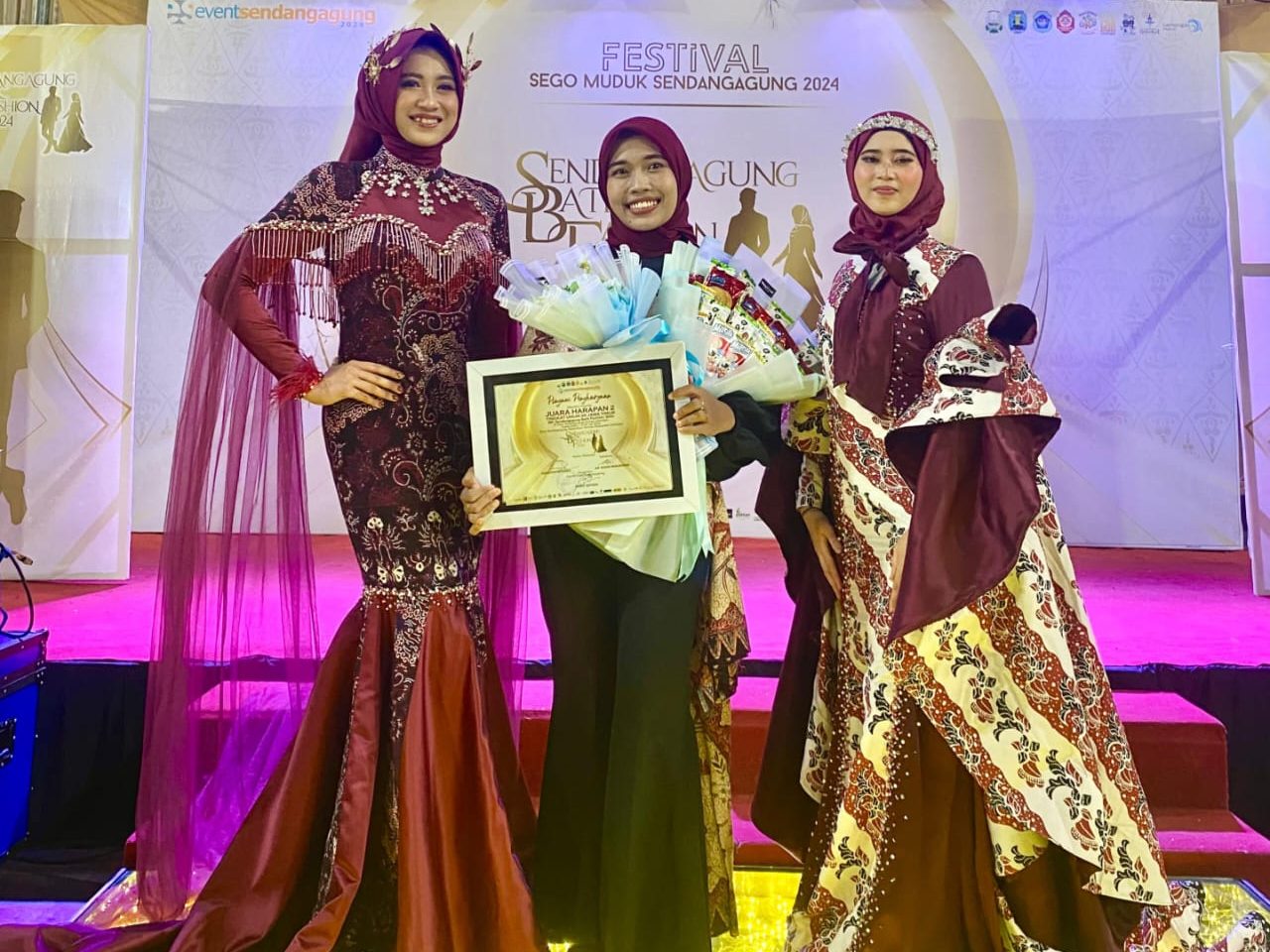 Najwa Fauzus Sa’aadah tak pernah menyangka, even lomba pertamanya dalam Sendangagung Batik Fashion 2024 berbuah manis. Gaun rancangan ibu satu anak alumnus Ponpes Al Ishlah itu berhasil menyabet juara. Tagar.co – Sendangagung Batik Fashion (SBF) yang digelar Pemdes Sendangagung, Paciran, Lamongan, itu masih menyisakan kesan mendalam bagi Najwa Fauzus Sa’aadah. Dua gaun hasil rancangan alumnus Ponpes Al Ishlah tahun 2014 tersebut berhasil meraih juara. Ibu satu anak asli Sendangagung itu tak menyangka, SBF yang dihadiri Camat Paciran H. Sami’an MM, anggota DPRD Lamongan, dan juga Bupati Dr H Yuhronur Efendi, itu menjadi even pertamanya yang berbuah manis. Gaun-gaun hasil rancangan Faza—panggilan Najwa Fauzus Sa’aadah—berhasil menjadi juara II dan harapan II pada ajang yang berlangsung di Watungkal Edupark Sendangagung (WES) Kamis-Sabtu (18-20/7/2024). Para penonton yang hadir tidak hanya dari Sendangagung, juga dari tetangga desa  seperti Kecamatan Paciran dan Solokuro. Lomba Fashion SBF tingkat SMA berlangsung pada Jumat (19/7/24) malam. Untuk kategori umum sekaligus launching motif batik baru berlangsung pada Sabtu (20/7/24). Partisipan acara tersebut beragam, mulai dari Lamongan, Bojonegoro, hingga Surabaya. Bagi Faza, even SBF menjadi pengalaman lomba pertamanya mendesain baju. Dia bersyukur dapat meraih dua gelar, yakni juara kedua dan harapan II. Baginya, hal tersebut menjadi kebanggaan tersendiri. “Karena saingannya berasal dari berbagai daerah,” tutur lulusan D3 Tata Busana Universitas Negeri Surabaya (Unesa) tersebut. Baca juga: Pembantu Warung Soto Itu Bisa Kuliahkan Anaknya di UGM Utusan Desa Pada lomba Fashion Show tingkat SMA, gaun rancangan Faza dibawakan Yuk Lamongan Stephaney Dewantari berhasil meraih juara II se-Kabupaten Lamongan. Busana pertama yang dibuatnya itu atas nama utusan desa untuk mengikuti acara launching motif batik baru Sendangagung. Ada tiga motif yang  di-launching seperti motif batik Rahayuning, Rontal, hingga Sego Langgi. “Busana yang saya buat ini menggunakan kain batik motif Rontal,” ungkapnya. Menurut filosofinya, Rontal diambil dari bahasa jawa  “ron” yang berati daun, dan “tal” dari kata ental atau siwalan, sesuai dengan kegunaan daun ental yang multifungsi. “Harapannya, batik tidak hanya difungsikan sebagai sarung atau jarik (kain dengan motif aneka batik), tapi bisa dimodifikasi menjadi gamis, mukena, aksesoris, gaun pengantin, serta aneka macam kerajinan tangan dan lain lain,” paparnya. Pada dasarnya daun siwalan berbentuk seperti kipas. “Selain daun siwalan, juga mengusung ikon Lamongan lainnya seperti ikan bandeng dan lele dengan inovasi terbaru,” jelas putri pasangan Sukaryudi (almarhum) dan Linsiana tersebut. Gaun rancangan Faza ditampilkan dengan siluet mermaid dengan dominasi kain batik, duches, dan tulle bridal. Busana juga dihiasi rangkaian payet secara menyeluruh. Pada bagain dada dihiasi payet rantai secara menjalar sampai belakang sebagai center of interest. “Sehingga busana yang saya buat ini tampak kelihatan mewah dan elegan,” jelasnya. Menurut desain batiknya, Rontal memberi pesan tersirat agar generasi muda dapat menjaga alam, budaya, dan melestarikan batik. “Untuk durasi pengerjaan membuat busana ini membutuhkan waktu sekitar 6 hari,” paparnya. Bermanfaat bagi Sesama Faza kemudian menceritakan gaun rancangannya kedua, yang dikenakan model Hamidatul Istiqomah Mustahad. Busana tersebut menggunakan kain motif Batik Khas Lamongan (BKL)—motif ini biasa digunakan untuk jarit pada busana wanita. “Tapi untuk kali ini saya bikin dalam bentuk gaun,” ujarnya. Durasi pengerjaan busana yang sangat singkat, yakni hanya dalam waktu tiga hari sebelum hari H, sehingga membuatnya harus memutar otak. “Saya berpikir, bagaimana caranya agar busana ini pengerjaanya tidak menghabiskan waktu yang lama, tapi nanti hasilnya tetap menarik,” terangnya. Dia kemudian menemukan inspirasi desain yang sesuai, tapi membutuhkan bahan yang tidak sedikit. Busana tersebut dibuat menggunakan siluet mermaid yang didominasi kain batik dan kain maxmara silk. Pada bagian badan depan busana dihiasi sedikit rangkaian payet agar menambah nilai glamour. Sedangkan pada lengannya dibuat dalam desain ruffle sebagai center of interest. “Sehingga desain busana yang saya buat tampak simpel, tapi tetap terlihat menarik dan glamour,” kata ibu dari Shezan Syazwina Eleanor tersebut. Faza yang kesehariannya berprofesi sebagai penjahit ini  merasa bersyukur diterima di Jurusan Tata Busana Unesa Surabaya, karena pasca lulus kuliah langsung bisa mengamalkan ilmu dan bisa cari uang sendiri. Menjadi penjahit bisa menciptakan lapangan kerja, walau sekarang baru punya dua asisten,” jelas istri Afkarul Azka yang juga asli Sendangagung itu. Faza juga berharap dapat memberi kontribusi positif terhadap kemajuan desa Sendangagung, yang menurutnya tiap hari semakin bersinar. “Tidak hanya di tingkat  Kabupaten Lamongan tapi juga tingkat provinsi,” kata perempuan dengan prinsip sebaik-baik manusia adalah yang paling bermanfaat untuk sesama tersebut. (#) Jurnalis Sri Asian Penyunting Darul Setiawan.