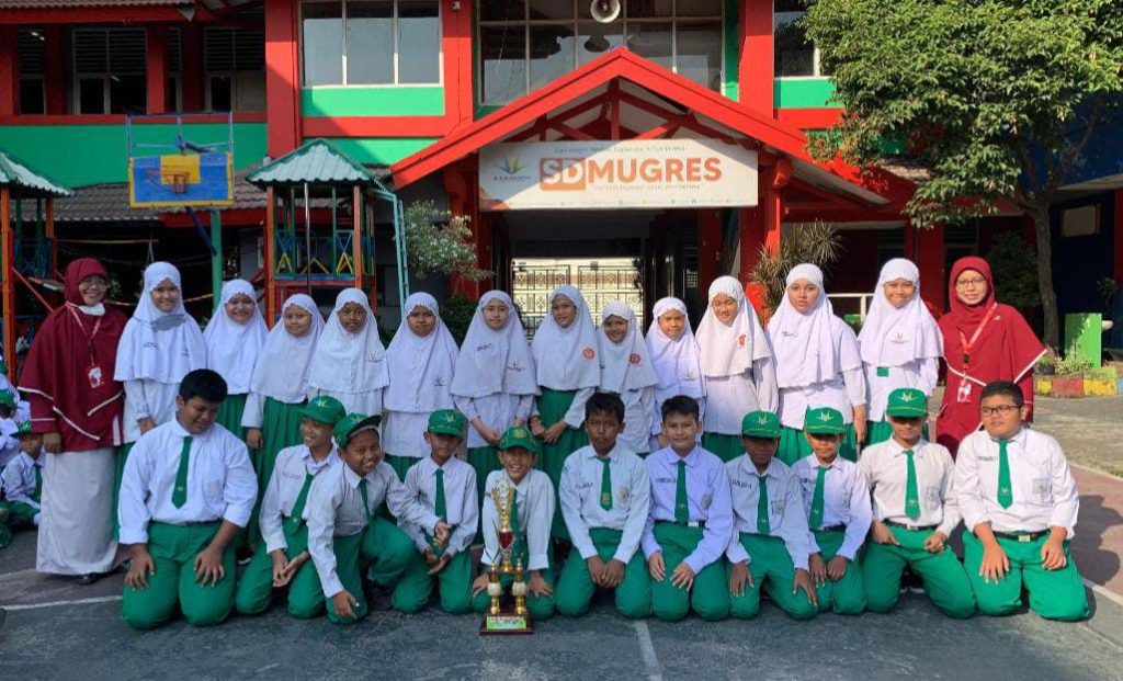 Tagar.co – Penghargaan Jawara Filantropis Cilik diberikan setiap akhir bulan kepada kelas dengan perolehan jumlah infak terbanyak. Pada pekan perdana tahun ajaran baru, sekolah yang terletak di Jalan KH Kholil 90 Gresik ini menghimpun infak sebanyak Rp 2.993.900. Jumlah itu didapat dari 32 kelas. Infak tersebut siswa setorkan terhitung mulai awal pembelajaran efektif, yaitu 22 Juli 2024. Setiap siswa menyisihkan sebagian uang sakunya untuk mereka masukkan ke dalam kaleng infak. Kaleng tersebut disediakan oleh Lembaga Amil Zakat, Infak, dan Shadaqah Muhammadiyah (Lazismu) Kabupaten Gresik. Pada Jumat (26/7/2024) pagi, para siswa menyerahkan hasil infaknya kepada wali kelas (walas) masing-masing. Walas mengumpulkan dan menghitung infak yang terkumpul, lalu menyerahkannya kepada tim Kepala Urusan Kehidupan Islami (Kaur Kehis) SD Mugres.Pagi itu juga saat apel Happy Friday, setelah hasil infak seluruh kelas terekap, Kaur Kehis Hadi Purnomo SPd mengumumkan hasilnya. Hadi juga menetapkan kelas yang meraih penghargaan jawara. Berdasarkan hasil rekap, kelas VI Prof Dr Kuntowijoyo memiliki jumlah infak terbanyak, yaitu sebesar Rp 206 ribu. Begitu nama kelasnya disebut, para siswa sontak kegirangan sembari mengucap hamdalah berkali-kali. Didampingi walas, mereka pun menerima piala penghargaan. Ely Safanah SSi, walas VI Prof. Dr. Kuntowijoyo, menyampaikan rasa syukurnya atas semangat berbagi yang ditunjukkan oleh anak-anak. "Dukungan orang tua wali murid juga sangat berarti dalam suksesnya program Filantropis Cilik ini,” ujar Ely. Salah satu siswa kelas tersebut Tarisa Az Zahra mengatakan, “Saya senang bisa membantu teman-teman yang membutuhkan. Meskipun sedikit, semoga bisa bermanfaat.” Sekolah Filantropi Cilik Teraktif Adapun Hadi menyampaikan, program ini merupakan salah satu cara SD Mugres menanamkan karakter kedermawanan kepada siswa. “Penghargaan jawara ini diharapkan dapat menjadi motivasi bagi siswa-siswa lainnya untuk terus meningkatkan semangat berinfak dan peduli kepada sesama,” ucap Hadi. Hadi menambahkan, hasil infak siswa tersebut kemudian diserahkan kepada Lazismu Gresik untuk didistribusikan kepada yang berhak dan membutuhkan. Awal tahun ini, SD Mugres mendapat penghargaan sebagai salah satu sekolah penghimpun infak terbanyak di antara sekolah Muhammadiyah di Gresik. Penghargaan ini diberikan oleh Lazismu Gresik. SD Mugres memang aktif mendukung Program Filantropis Cilik. Program nasional ini digagas Lazismu Pimpinan Pusat (PP) Muhammadiyah untuk mengajak siswa sekolah berbagi dengan sesama. Uang infak yang terkumpul nantinya akan disalurkan oleh Lazismu untuk program kemanusiaan. Seperti pemberian beasiswa bagi anak yatim dan duafa. (#) Jurnalis Venna Yulia Rachmawati Penyunting Sayyidah Nuriyah