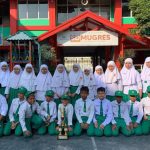 Tagar.co – Penghargaan Jawara Filantropis Cilik diberikan setiap akhir bulan kepada kelas dengan perolehan jumlah infak terbanyak. Pada pekan perdana tahun ajaran baru, sekolah yang terletak di Jalan KH Kholil 90 Gresik ini menghimpun infak sebanyak Rp 2.993.900. Jumlah itu didapat dari 32 kelas. Infak tersebut siswa setorkan terhitung mulai awal pembelajaran efektif, yaitu 22 Juli 2024. Setiap siswa menyisihkan sebagian uang sakunya untuk mereka masukkan ke dalam kaleng infak. Kaleng tersebut disediakan oleh Lembaga Amil Zakat, Infak, dan Shadaqah Muhammadiyah (Lazismu) Kabupaten Gresik. Pada Jumat (26/7/2024) pagi, para siswa menyerahkan hasil infaknya kepada wali kelas (walas) masing-masing. Walas mengumpulkan dan menghitung infak yang terkumpul, lalu menyerahkannya kepada tim Kepala Urusan Kehidupan Islami (Kaur Kehis) SD Mugres.Pagi itu juga saat apel Happy Friday, setelah hasil infak seluruh kelas terekap, Kaur Kehis Hadi Purnomo SPd mengumumkan hasilnya. Hadi juga menetapkan kelas yang meraih penghargaan jawara. Berdasarkan hasil rekap, kelas VI Prof Dr Kuntowijoyo memiliki jumlah infak terbanyak, yaitu sebesar Rp 206 ribu. Begitu nama kelasnya disebut, para siswa sontak kegirangan sembari mengucap hamdalah berkali-kali. Didampingi walas, mereka pun menerima piala penghargaan. Ely Safanah SSi, walas VI Prof. Dr. Kuntowijoyo, menyampaikan rasa syukurnya atas semangat berbagi yang ditunjukkan oleh anak-anak. "Dukungan orang tua wali murid juga sangat berarti dalam suksesnya program Filantropis Cilik ini,” ujar Ely. Salah satu siswa kelas tersebut Tarisa Az Zahra mengatakan, “Saya senang bisa membantu teman-teman yang membutuhkan. Meskipun sedikit, semoga bisa bermanfaat.” Sekolah Filantropi Cilik Teraktif Adapun Hadi menyampaikan, program ini merupakan salah satu cara SD Mugres menanamkan karakter kedermawanan kepada siswa. “Penghargaan jawara ini diharapkan dapat menjadi motivasi bagi siswa-siswa lainnya untuk terus meningkatkan semangat berinfak dan peduli kepada sesama,” ucap Hadi. Hadi menambahkan, hasil infak siswa tersebut kemudian diserahkan kepada Lazismu Gresik untuk didistribusikan kepada yang berhak dan membutuhkan. Awal tahun ini, SD Mugres mendapat penghargaan sebagai salah satu sekolah penghimpun infak terbanyak di antara sekolah Muhammadiyah di Gresik. Penghargaan ini diberikan oleh Lazismu Gresik. SD Mugres memang aktif mendukung Program Filantropis Cilik. Program nasional ini digagas Lazismu Pimpinan Pusat (PP) Muhammadiyah untuk mengajak siswa sekolah berbagi dengan sesama. Uang infak yang terkumpul nantinya akan disalurkan oleh Lazismu untuk program kemanusiaan. Seperti pemberian beasiswa bagi anak yatim dan duafa. (#) Jurnalis Venna Yulia Rachmawati Penyunting Sayyidah Nuriyah