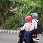 Bukanlah bentuk kasih sayang orang tua bila mengizinkan anak mengendarai kendaraan bermotor saat belum cukup umur. Orang tua berperan penting menyiapkan mereka dalam mengemudi yang benar.