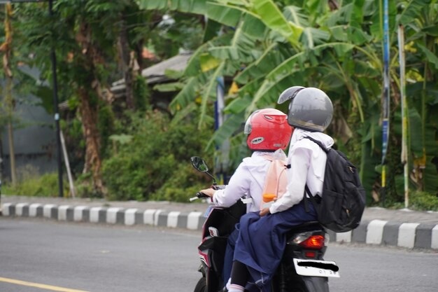 Bukanlah bentuk kasih sayang orang tua bila mengizinkan anak mengendarai kendaraan bermotor saat belum cukup umur. Orang tua berperan penting menyiapkan mereka dalam mengemudi yang benar.