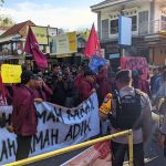 Mengawal keputusan MK, IMM Gresik menuntut pembatalan revisi UU Pilkada di depan Gedung DPRD Gresik. Mereka menjadi garda terdepan dalam mengawal isu ketidakadilan, menyuarakan aspirasi masyarakat.