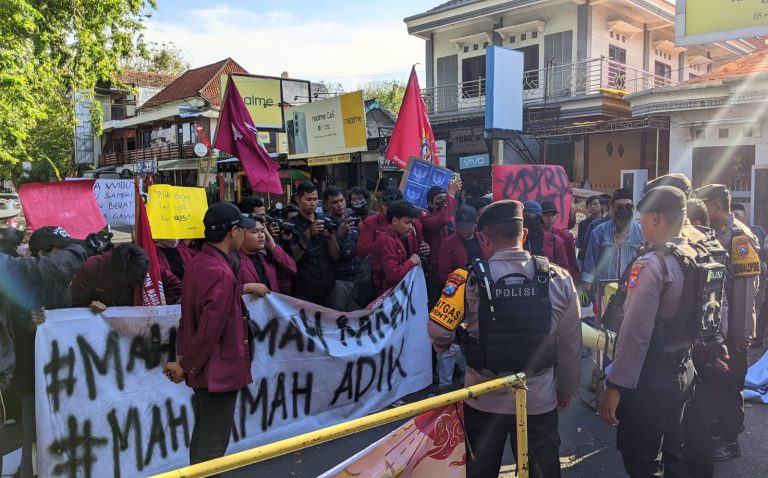 Mengawal keputusan MK, IMM Gresik menuntut pembatalan revisi UU Pilkada di depan Gedung DPRD Gresik. Mereka menjadi garda terdepan dalam mengawal isu ketidakadilan, menyuarakan aspirasi masyarakat.